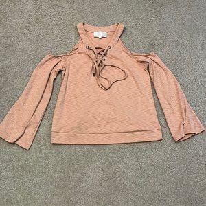 Open shoulder lounge shirt, size small 🤩by J.O.A Los Angeles